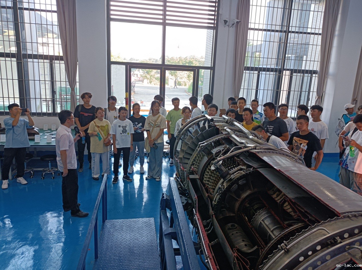 说明: E:\实验中心照片\参观图片\2021年\9.25新生参观\4343b76b2a3f1439ea805215eff2ca4.jpg