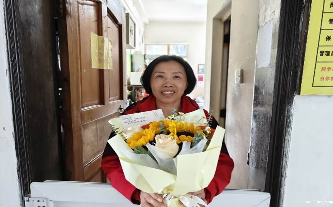 图片包含 人, 建筑, 前, 站AI 生成的内容可能不正确。