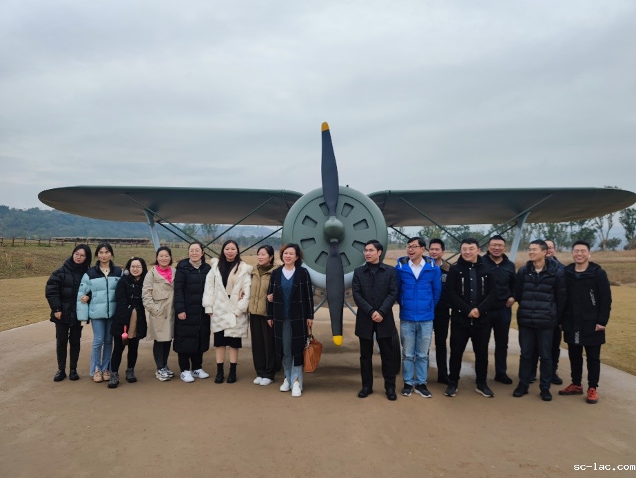 说明: 一群人站在飞机前面描述已自动生成