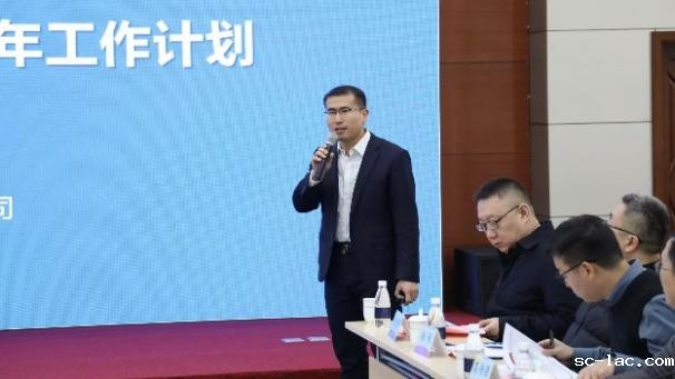 穿着西装笔挺的男子与图片配字描述已自动生成