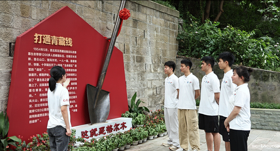 穿白色衣服的男人在街道边走 AI 生成的内容可能不正确。