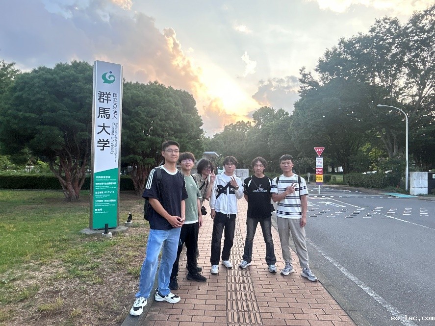 人们走在路上描述已自动生成