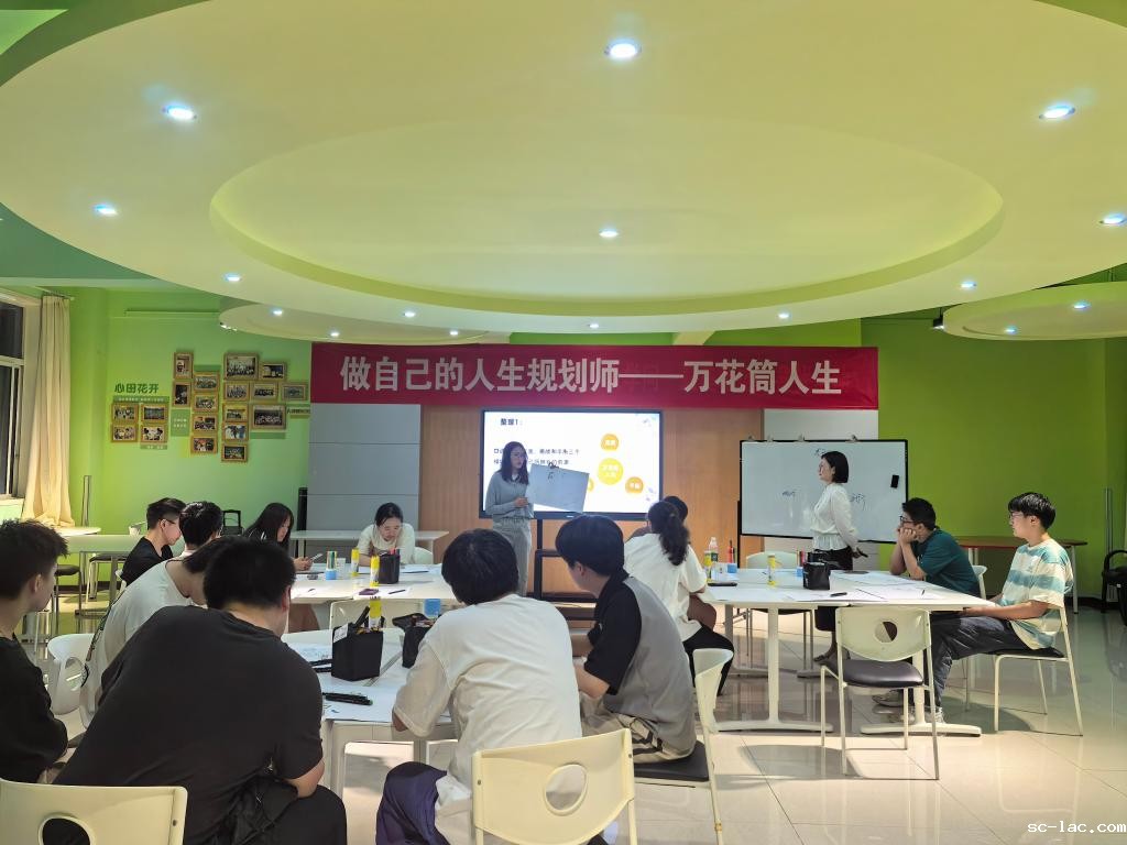 人们在看台上的人在餐厅里AI 生成的内容可能不正确。