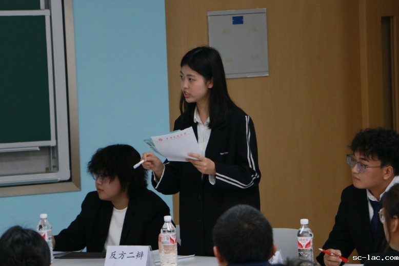 一群人正在聊天描述已自动生成,桌子前坐着穿西装的人低可信度描述已自动生成