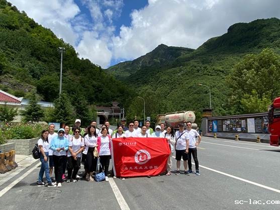 一群人走在路上描述已自动生成