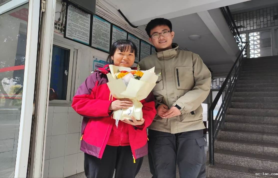 图片包含 建筑, 人, 站, 女人AI 生成的内容可能不正确。