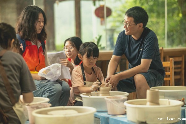 实践团成员与缙泉烧瓷器文化馆游客交谈。彭聪摄
