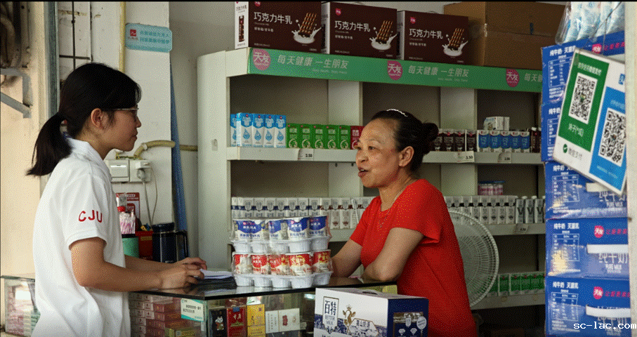 冰箱前的人 AI 生成的内容可能不正确。