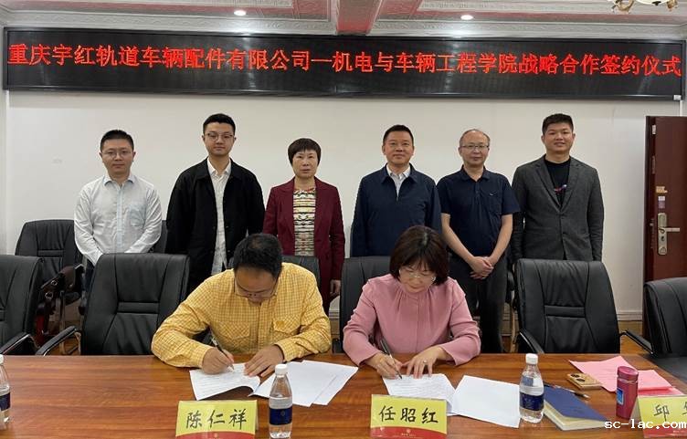 说明: 一群人坐在桌子前描述已自动生成