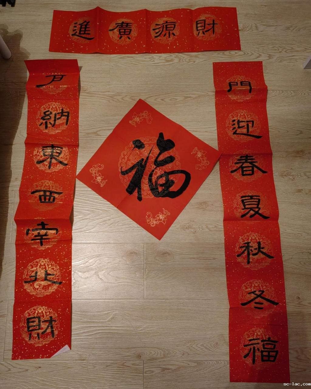 学生们写下对联。老伟德网上娱乐供图 华龙网发