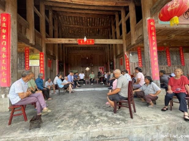 一群人站在建筑前中度可信度描述已自动生成