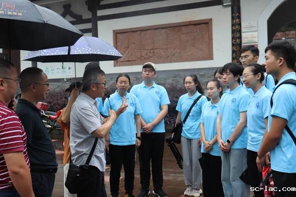 图为郭辉图先生讲解李冰文化。中国青年网通讯员 王航 供图