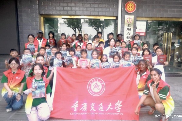 实践团与社区儿童交流合影。刘入溢摄