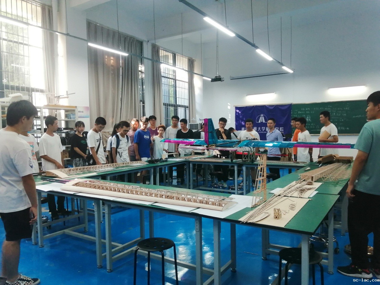 说明: E:\实验中心照片\参观图片\2021年\9.25新生参观\b6e71510a09a59277197ddcb643fafc.jpg