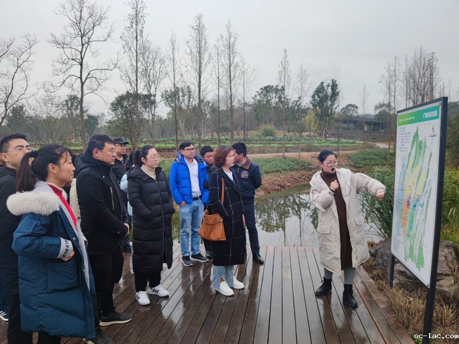 说明: 男人们站在一起合影的一群人低可信度描述已自动生成