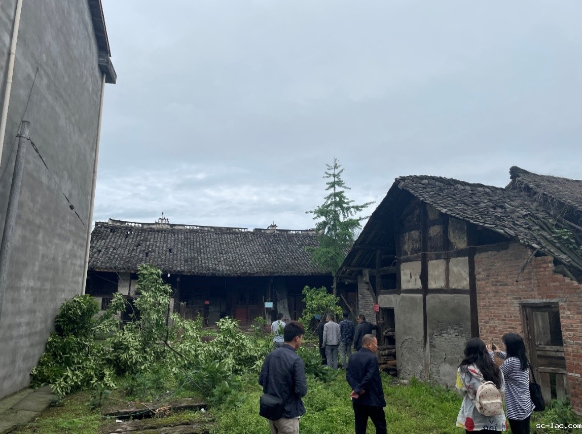 人站在石头房子描述已自动生成