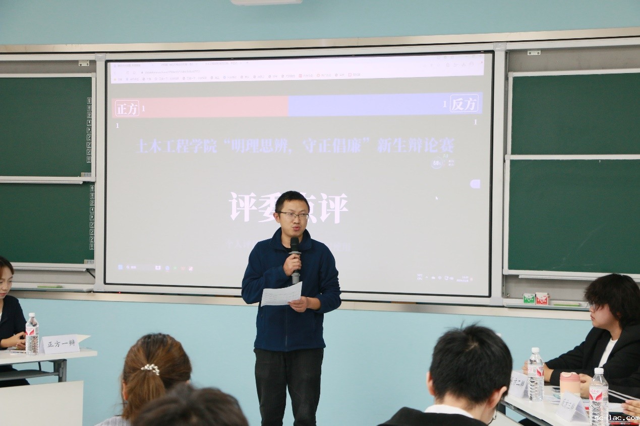 一群人站在台上中度可信度描述已自动生成