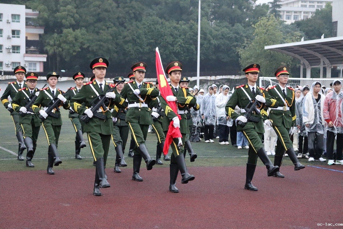 【建校七十四周年】细雨见证赤子心 重庆交通大学举行建校74周年升旗仪式