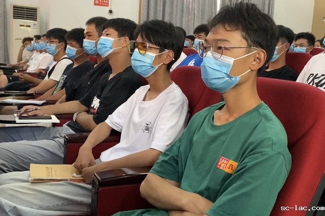 说明: 重庆航空大学航空学院2021级新生 郭晓彤摄