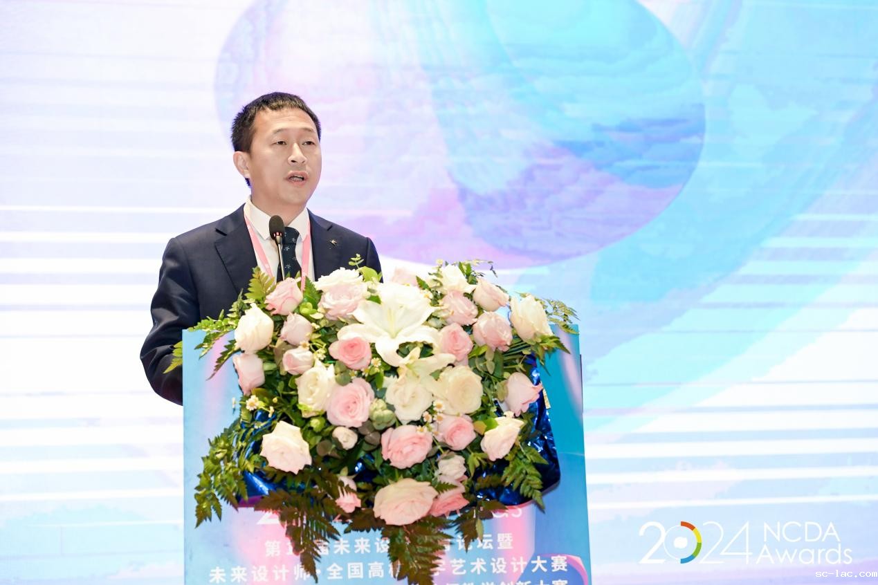 郑丹宣读比赛规则 郑丹宣读比赛规则