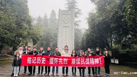 一群人站在台上中度可信度描述已自动生成